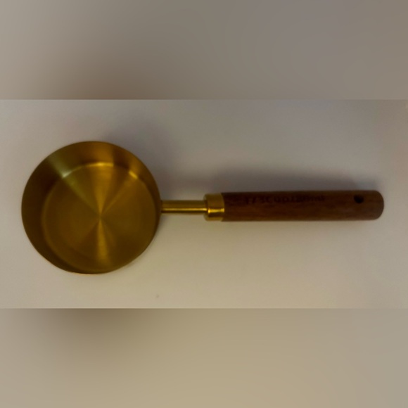 8 Piece Measuring Cups and Spoons Gold Colored Metal with Wooden Handles - Picture 7 of 13